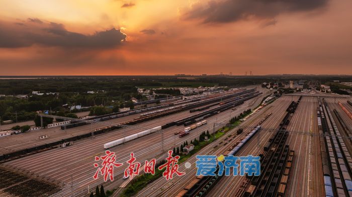 一年四?泉在济南丨济南雨后现“丁达尔”效应，机车公园日落美景入眼成画